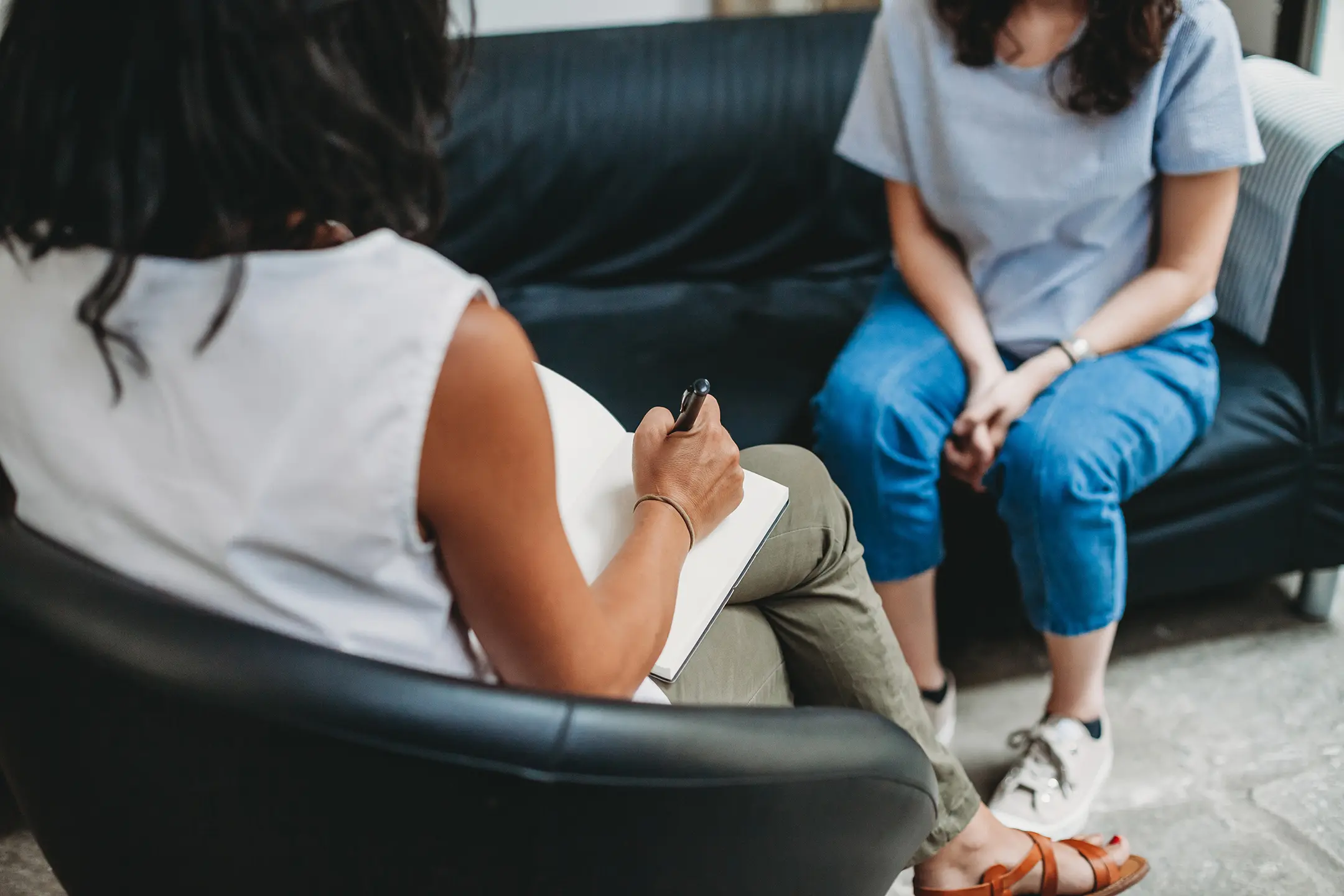 Psicologa in sessione con paziente, focus sul trattamento DBT per BPD