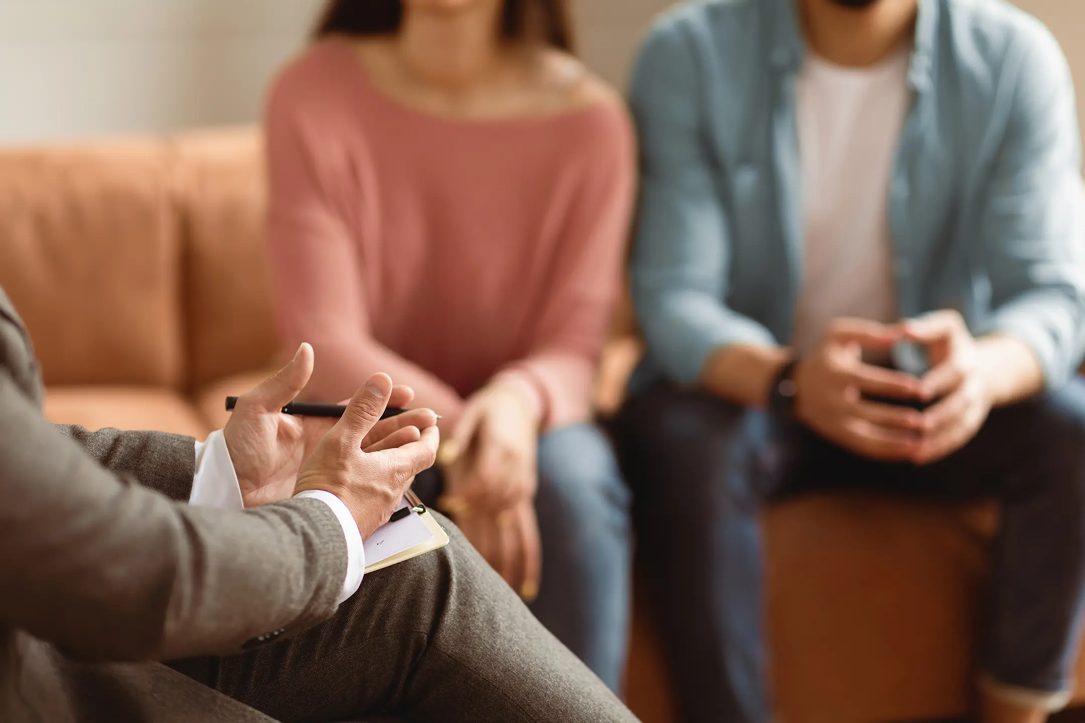 Gruppo terapeutico con genitori in seduta di skills training DBT e relazioni familiari